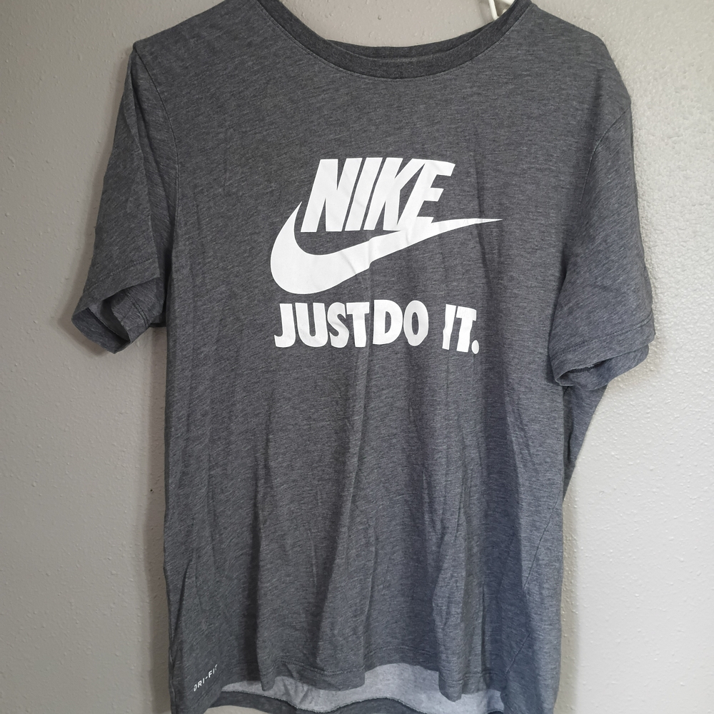 Nike Gray T-Shirt Size Large